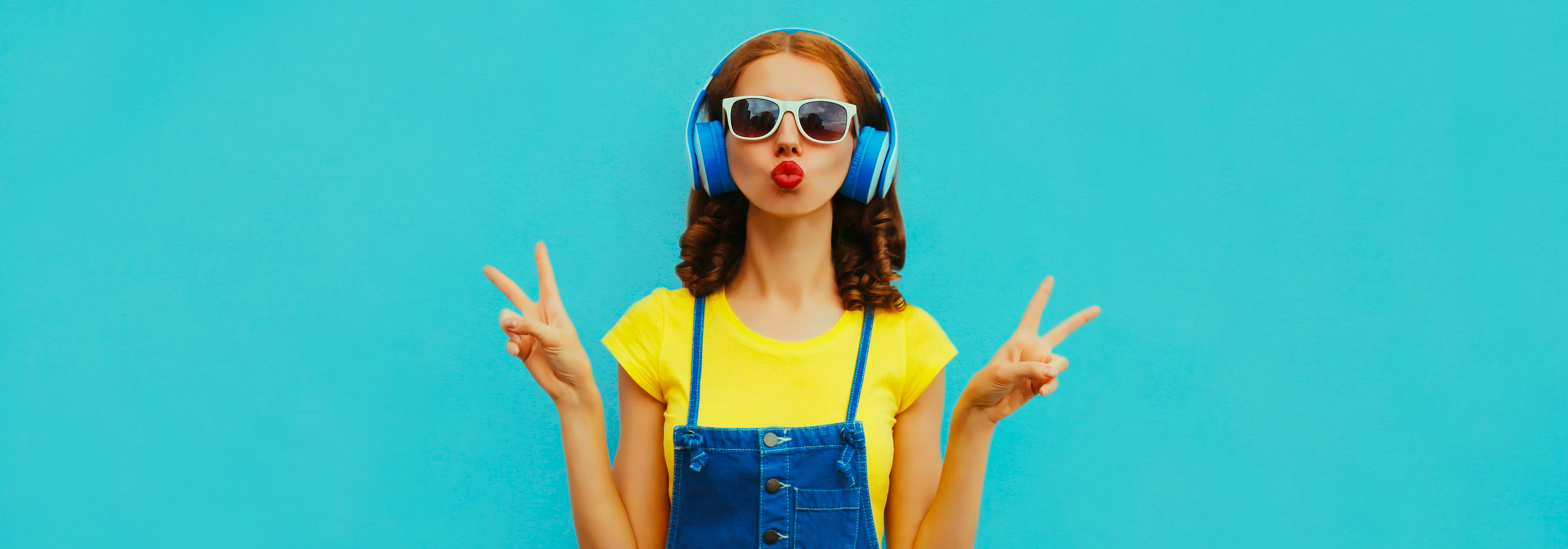 Jeune fille de la gen alpha qui écoute de la musique avec un casque