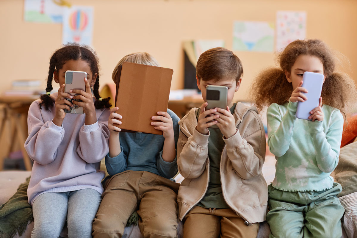 Enfants sur leurs smartphones et tablettes