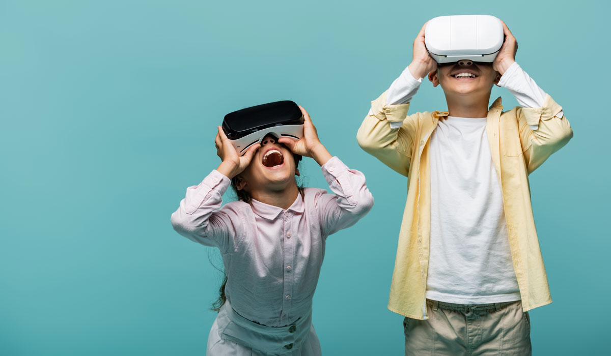 Deux enfants avec des casques de réalité augmentée