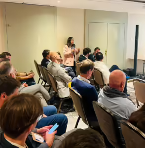 Digital Project Manager qui parle d'intelligence artificielle générative.